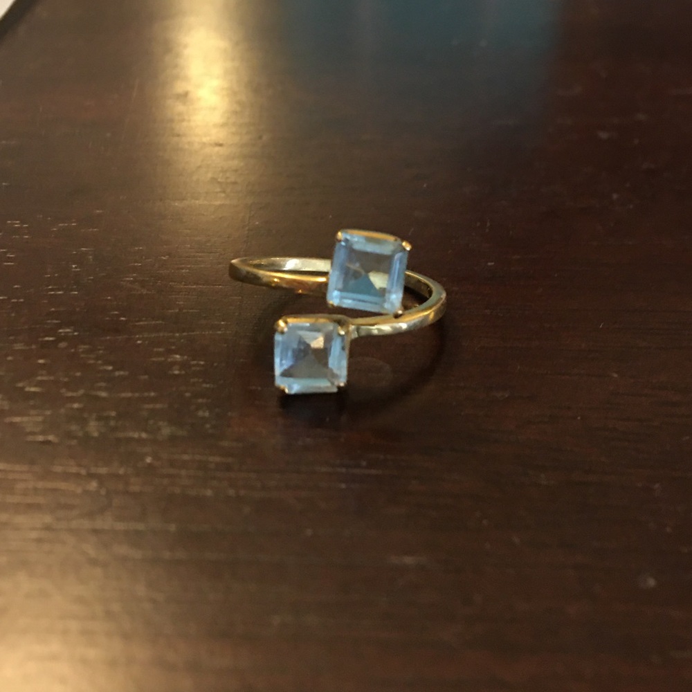 Elegant Gold and Aquamarine Stone Ring